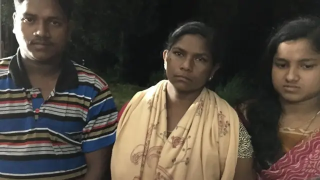 நடுவில் இருப்பவர் சாலி