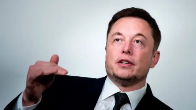 2017 साली मस्क यांनी घोषित केलं होतं की ते पैसे घेऊन दोन प्रवाशांना चांद्रमोहिमेवर पाठवतील.