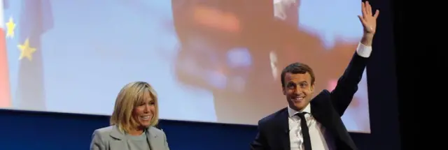 Emmanuel Macron y su esposa Brigitte Trogneux, celebran la victoria del 23 de julio