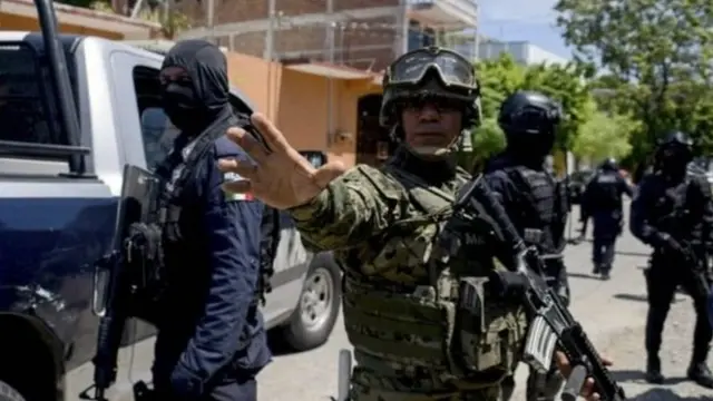 ضابط الشرطة الفيدرالية والمارينز نصبوا طوقا حول المقر الرئيسي للشرطة المحلية