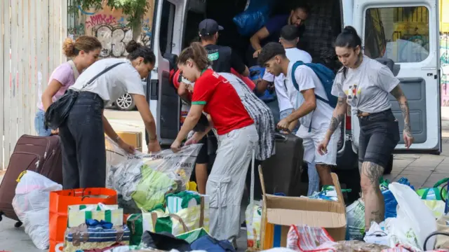 Collecte des dons de vêtements et de nourriture pour les personnes touchées par le tremblement de terre