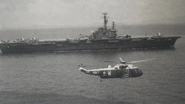 போர் கப்பலுடன் கப்பல் படை ஹெலிகாப்டர்
