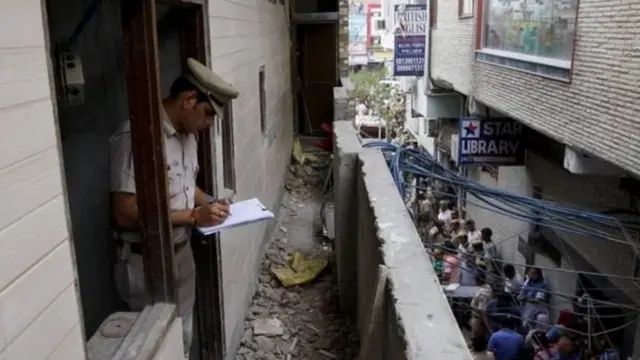 जांच करता पुलिसकर्मी