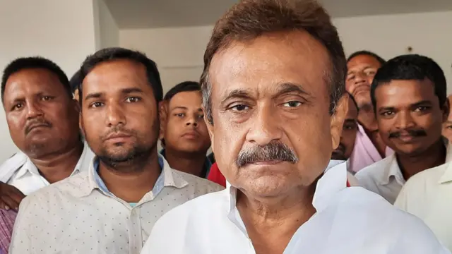 अपने समर्थकों के साथ चंद्रिका राय