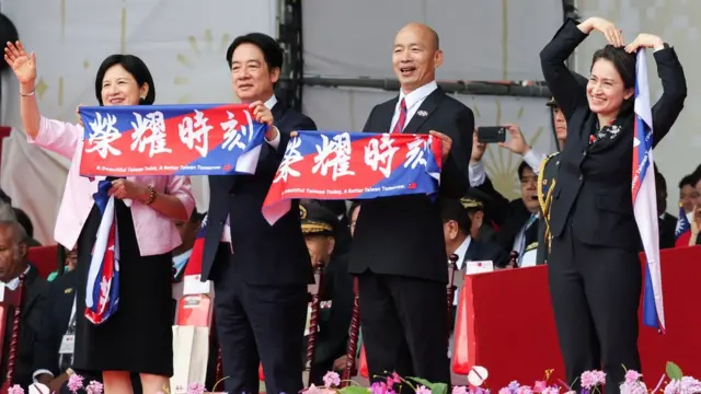 （从左至右）台湾第一夫人吴玫如、总统赖清德、立法院长韩国瑜与副总统萧美琴在台北“双十节”国庆庆典上（10/10/2024）