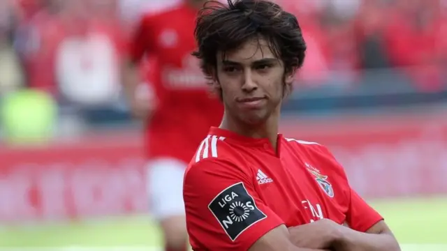 Akiwa Benfica na umri wa miaka 16 alifanikiwa kuwa mchezaji mwenye umri mdogo zaidi miongoni mwa wachezaji wa ziada kuwahi kuichezea klabu hiyo wakati alipoanzishwa mwezi Septemba 2016.