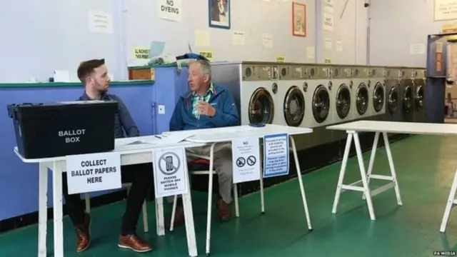 Gutora birabera mu mashuri, mu nsengero, ku biro by'ubuyobozi bw'inzego z'ibanze ndetse n'ahandi hantu hadasanzwe, nk'aho abantu bamesera bakanumukiriza imyenda barishye amafaranga ('launderettes')