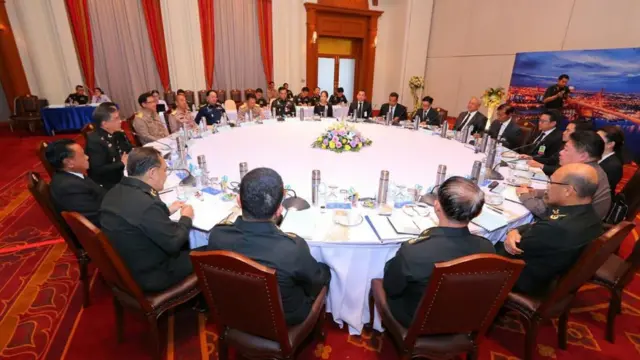 นายสุเทพ เทือกสุบรรณ นำแกนนำ กปปส.ร่วม "โต๊ะกลมปรองดอง" ภายในศาลาว่าการกระทรวงกลาโหม เมื่อวันที่ 17 มี.ค. 2560