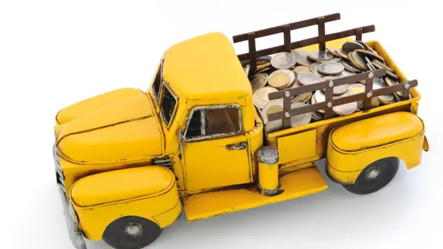 Camioneta vieja cargada de monedas.