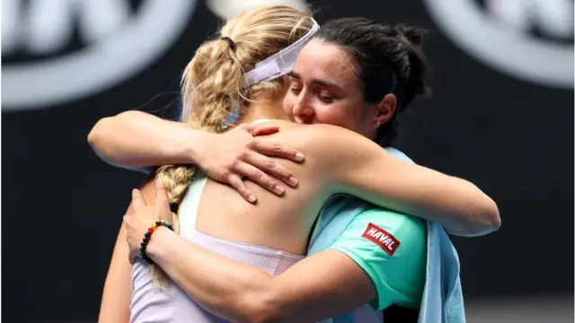 أنس جابر تحتضن كارولاين فوزنياكي