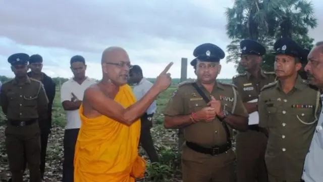 අම්පිටියේ සුමනරතන හිමියන්ගේ ක්රියා කලාපය මීට ඉහතදී ද මතභේදයට ලක් විය (සංරක්ෂිත ඡායාරූපයක්)