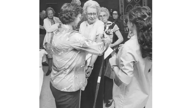 سيدات يحلصن على اللقاح