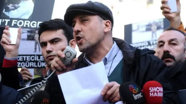 Ahmet Şık 2014'te yapılan bir basın özgürlüğü gösterisinde