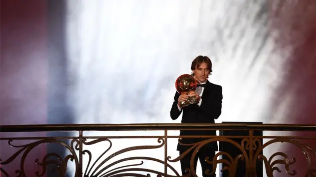 مودريتش يحمل الجائزة