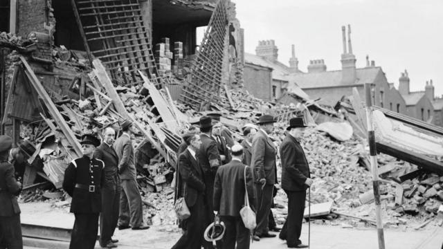 Черчилль на лондонских улицах после бомбежки в 1940 году