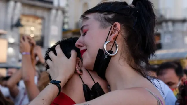 Mulheres choram durante protesto