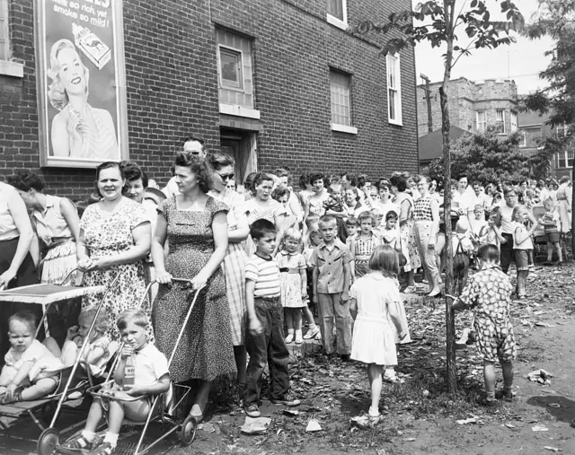 লস এঞ্জেলসের একটি পোলিও টিকাদান কেন্দ্রে লাইন - ১৯৫৬ সাল