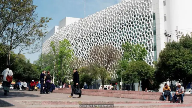Bệnh viện Manuel Gea Gonzalez ở thành phố Mexico City được phủ một chất xúc tác để biến dioxide ni tơ thành một chất muối vô hại.