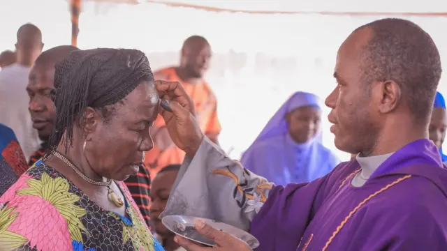 Fada Mbaka na-egbu nwaanyị ntụ