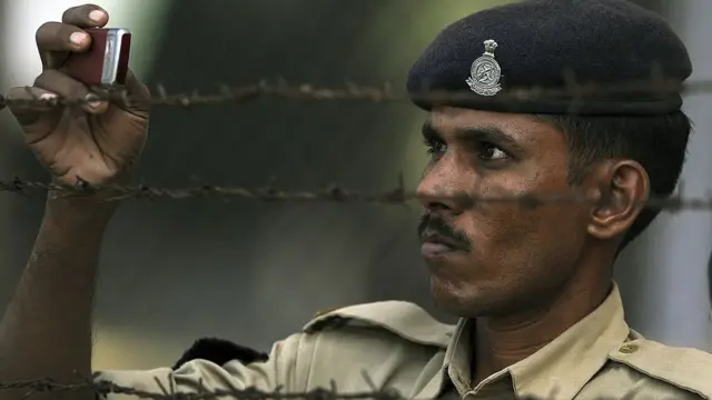 गुजरात पुलिस के लिए सोशल मीडिया के इस्तेमाल पर इतनी पाबंदी क्यों?