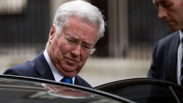 Сер Феллон вибачився за те, що 15 років тому поклав руку на коліно журналіста