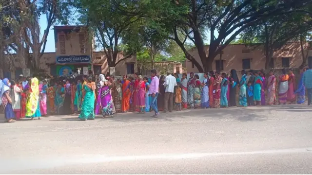 కొడంగల్లో ఓటేసేందుకు బారులు తీరిన ఓటర్లు