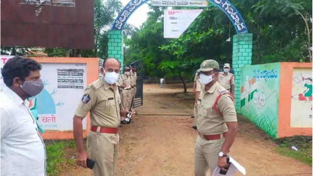 విజయనగరం జిల్లాలోని కురుపం కౌంటింగ్ కేంద్రం వద్ద పోలీసులు