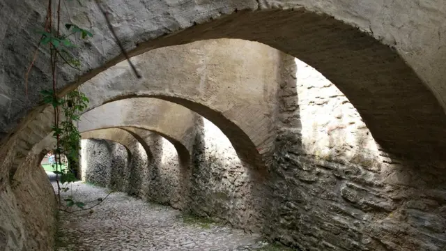 Те, кто хотел развестись, шли к епископу, а тот давал им последний шанс разрешить свои противоречия в крохотной комнатке с толстыми стенами и низким потолком