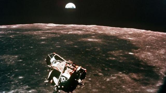 Módulo lunar de la misión Apolo 11 sobre la superficie de la Luna y la Tierra en el horizonte