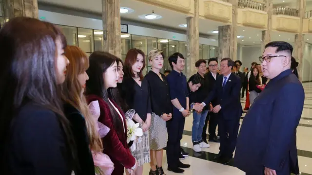김정은 위원장은 지난 4월 방북한 남측 예술단을 직접 환영했다