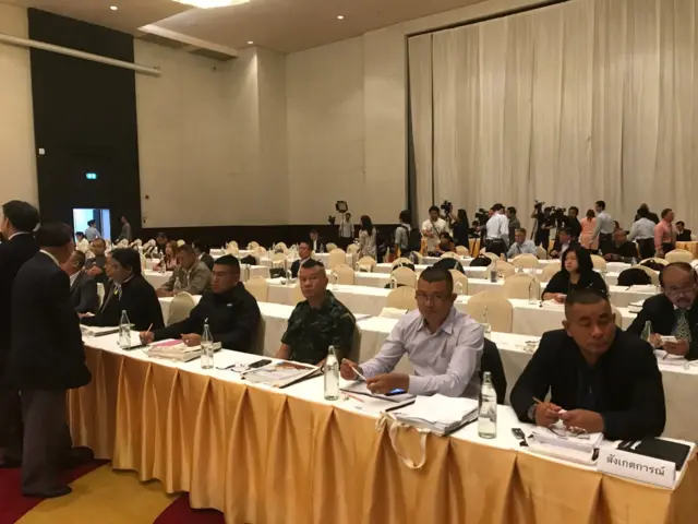 ในระหว่างการประชุม มี "ชายหัวเกรียน" และทหารในเครื่องแบบหลายนายร่วมสังเกตการณ์ด้วย