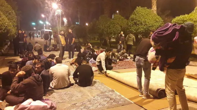 دانشجویان معترض در حیاط دانشکده صنعت نفت آبادان