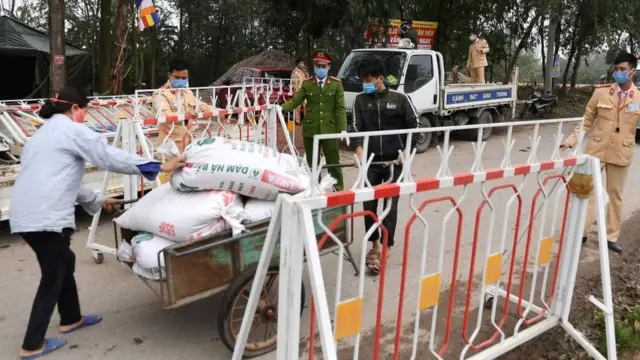 Hàng hóa chuyển qua các chốt kiểm dịch để vào vùng tâm dịch