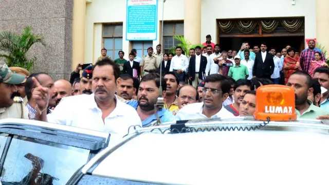 उदयनराजे भोसले सातारा पोलीस स्टेशनाबाहेर.