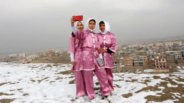 فتيات أفغانيات يمارس الوشو على قمة جبل بالعاصمة كابول