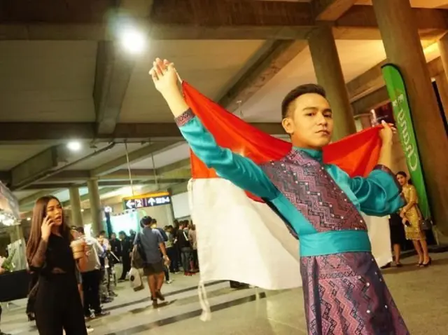 Ressa asal Jakarta, salah satu penggemar kontes kecantikan yang sengaja datang ke Thailand untuk menyaksikan perhelatan Miss Universe