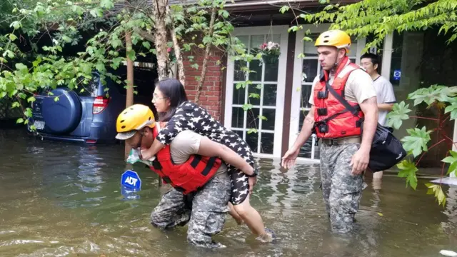 Guardias rescatan a una familia en Houston