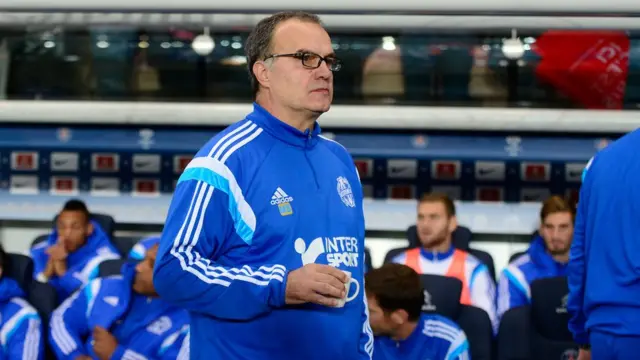 Marcelo Bielsa tomando café