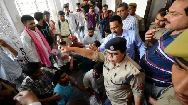 मौके पर मौजूद पुलिस