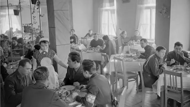 Военные ракетного гарнизона в столовой, 1 сентября 1964