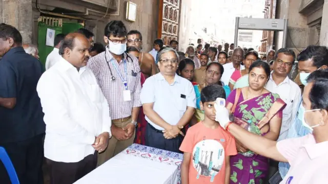 ஸ்ரீரங்கம் கோயிலில் சோதனைக்கு உட்படுத்தப்படும் பக்தர்கள்