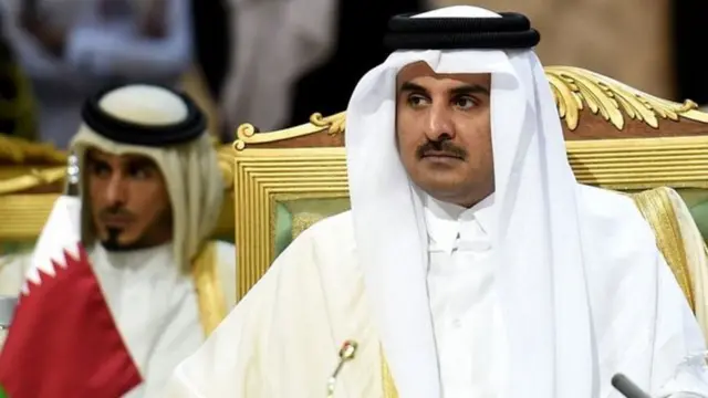 د قطر امیر تمیم بن حماد الثاني د خلیج همکارۍ سازمان په غونډه کې د خپل هېواد استازیتوب کوي