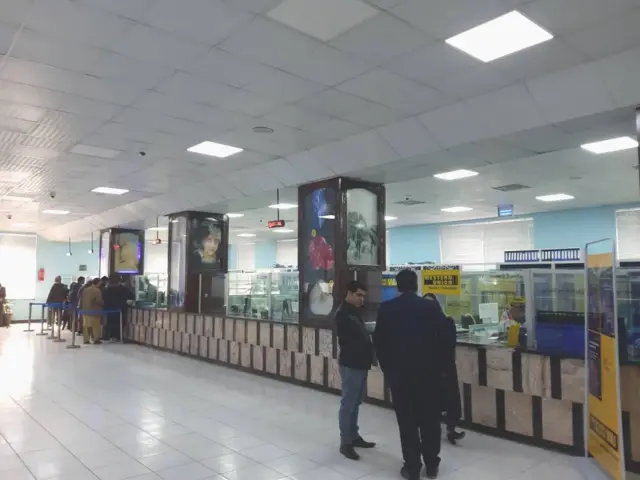 افغانستان کې ۱۲ بانکونه فعالیت کوي