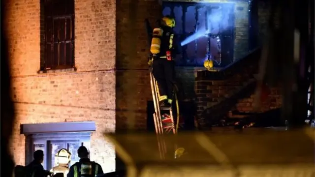 லண்டன் மார்கெட்டில் நள்ளிரவில் தீ