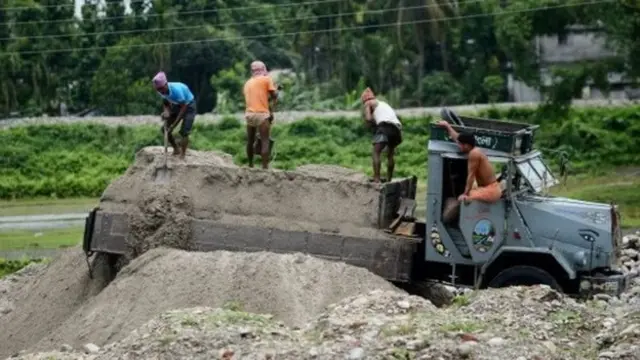 ஆந்திராவில் உள்ளூர் மக்களுக்கு 75% வேலைவாய்ப்பு - நடைமுறையில் சாத்தியமா?