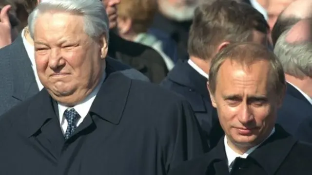 Boris Yeltsin dan Putin pada parade Hari Kemenangan di Lapangan Merah Moskow bulan Mei 2000.