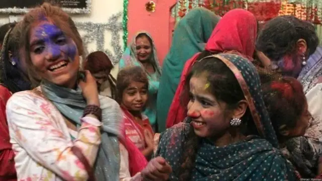 लड़कियां होली खेलती