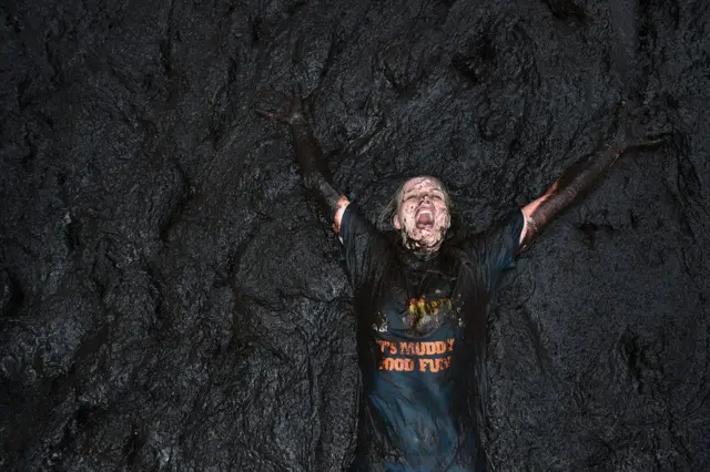 Людина в багнюці