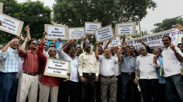 मजीठिया वेज बोर्ड की सिफ़ारिशें लागू करने की मांग करते पत्रकार