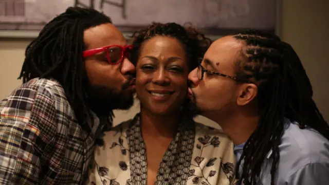 Nwaanyị nwere ụmụ nwoke abụọ ya na ha na-emekọ